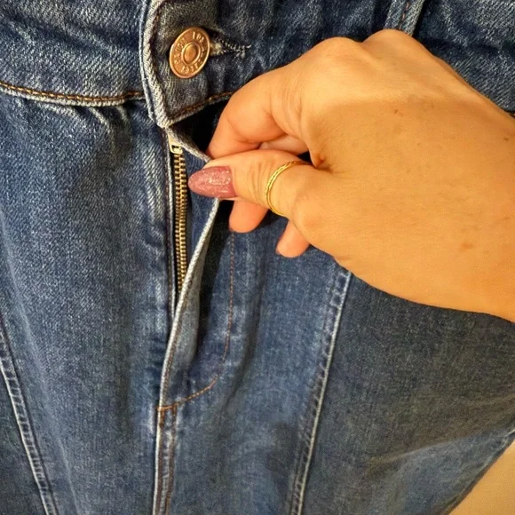 Women’s PAIGE Anessa Seamed Denim Wide Leg Cropped Jumpsuit in Delia - Picture 9 of 13